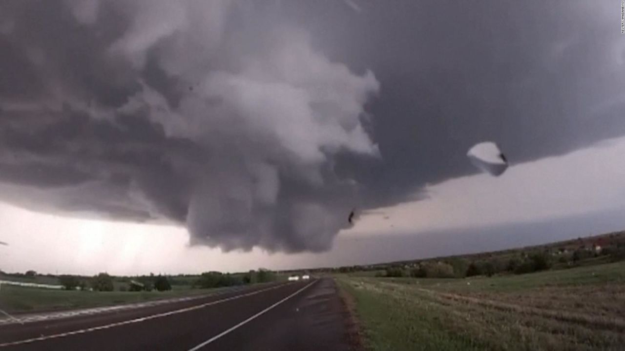 CNNE 1379784 - asi se formo un tornado junto a una autopista de oklahoma