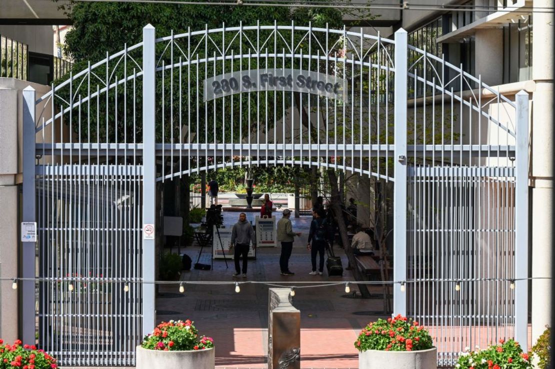 Periodistas esperan en el Palacio de Justicia y Edificio Federal de Estados Unidos Robert F. Peckham en San José, California, el 21 de abril de 2023, donde Alejandro Toledo se entregó.