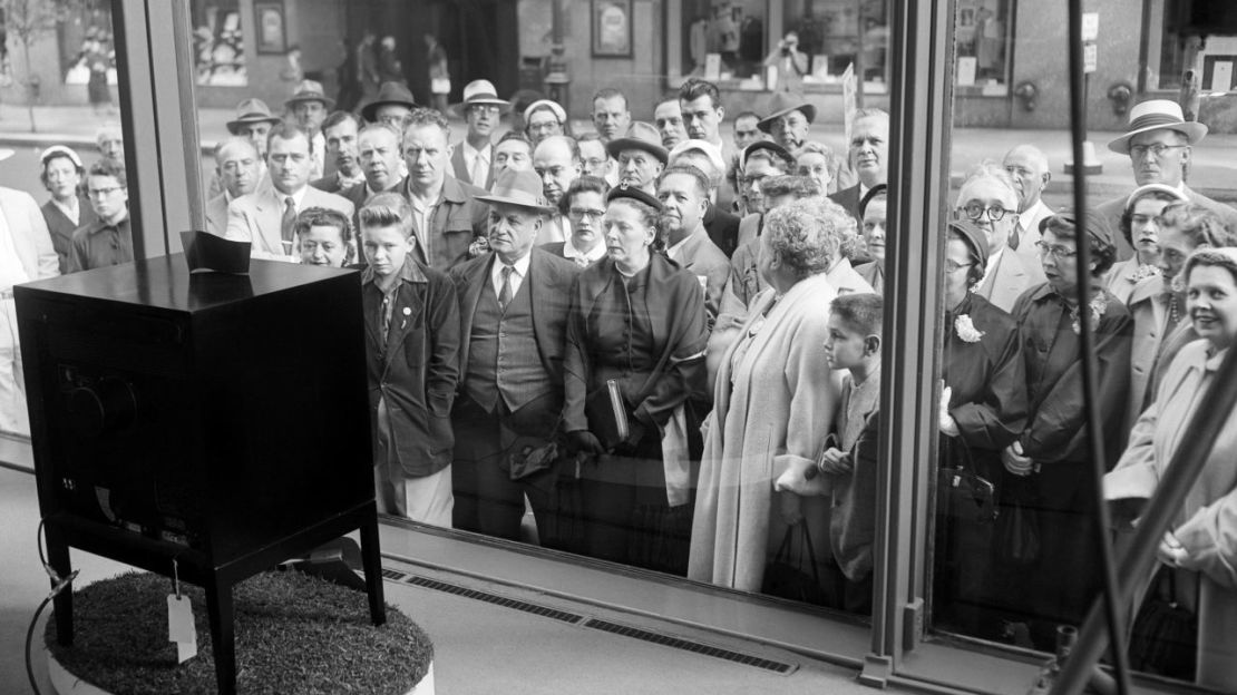 Neoyorquinos viendo la coronación de la reina Isabel II en un televisor de pantalla en 1953. Crédito: Archivo Bettmann/Getty Images.