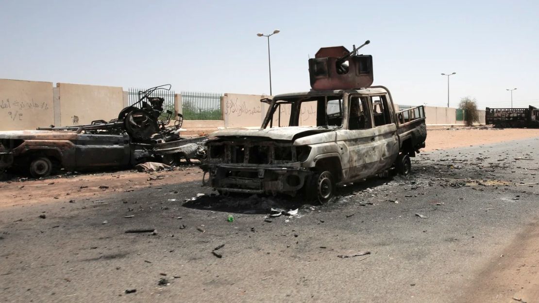 Vehículos militares destruidos en Jartum el jueves, sexto día de combates. Crédito: Marwan Ali/AP