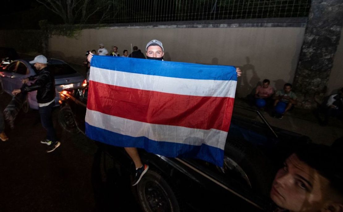 La policía costarricense se manifiesta por los derechos sindicales frente a la residencia del presidente de Costa Rica, Rodrigo Chávez, en medio de una huelga policial en San José el 20 de abril de 2023.