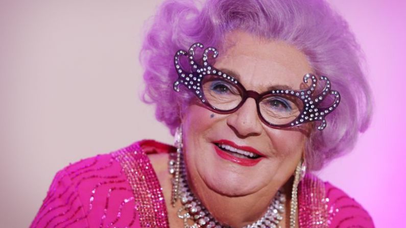 El comediante australiano Barry Humphries, mejor conocido por su personaje drag Dame Edna Everage, murió a los 89 años el sábado 22 de abril. Unos días antes, el miércoles, el artista había sido readmitido en el hospital por complicaciones luego de una cirugía de cadera el mes pasado.