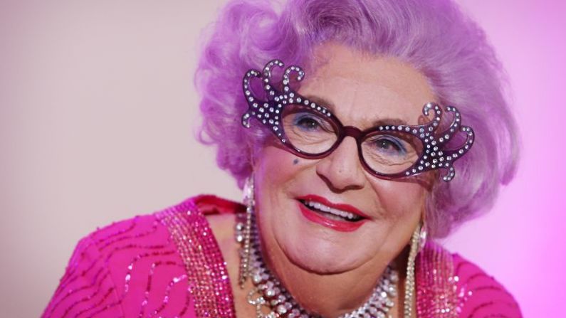 El comediante australiano Barry Humphries, mejor conocido por su personaje drag Dame Edna Everage, murió a los 89 años el sábado 22 de abril. Unos días antes, el miércoles, el artista había sido reitido en el hospital por complicaciones luego de una cirugía de cadera el mes pasado.