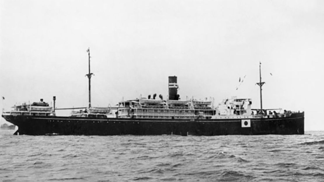 Una vista lateral de estribor del barco de pasajeros japonés Montevideo Maru, que se hundió en 1942 después de ser torpedeado por un submarino de la Marina de EE.UU. mientras transportaba a más de 1.000 prisioneros.