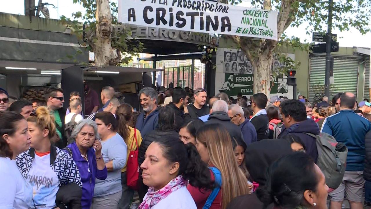 CNNE 1380254 - kirchneristas piden a cristina fernandez como su candidata presidencial