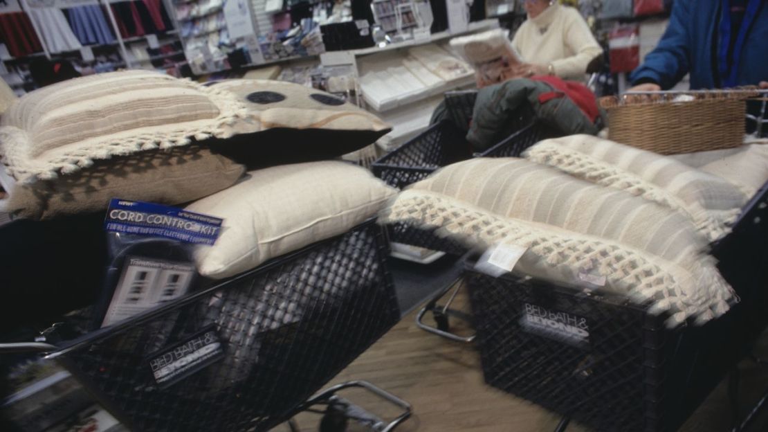 Clientes examinando artículos en carritos de compras en una tienda Bed, Bath & Beyond en la ciudad de Nueva York el 18 de enero de 1994.