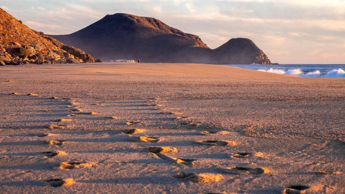 Todos Santos, a una hora al norte de Cabo San Lucas, alberga varias playas con espacio para pasear.