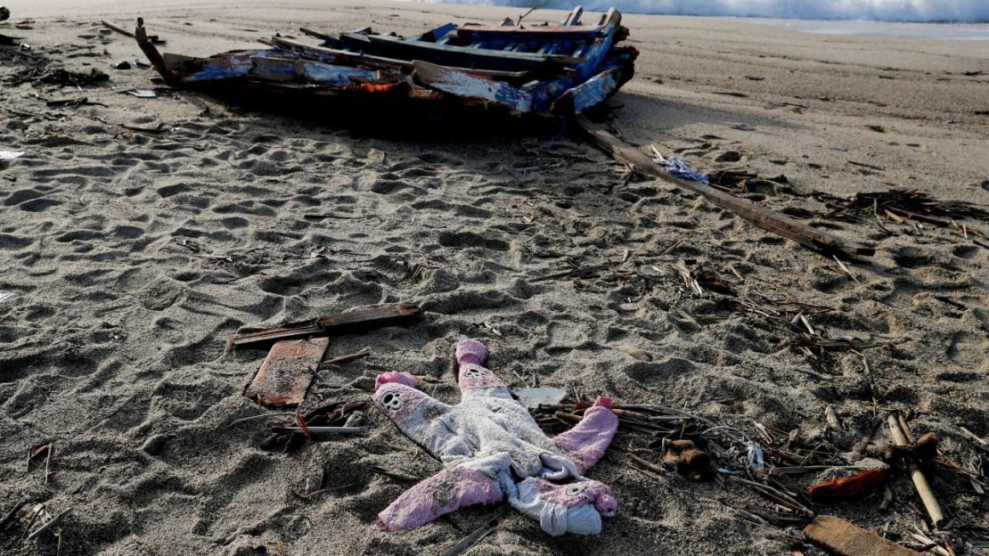 Al menos 93 personas murieron en un naufragio frente a las costas de Calabria en febrero.