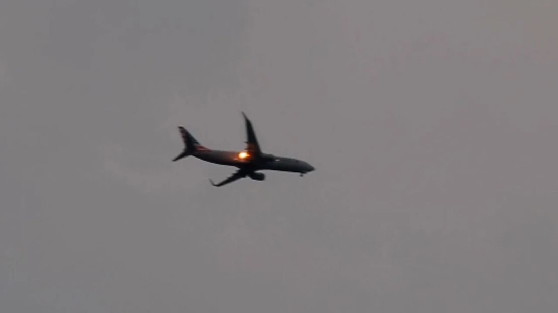 Este fotograma de un video parece mostrar llamas saliendo del vuelo 1958 de American Airlines sobre Columbus, Ohio, después de un posible choque con aves el domingo.