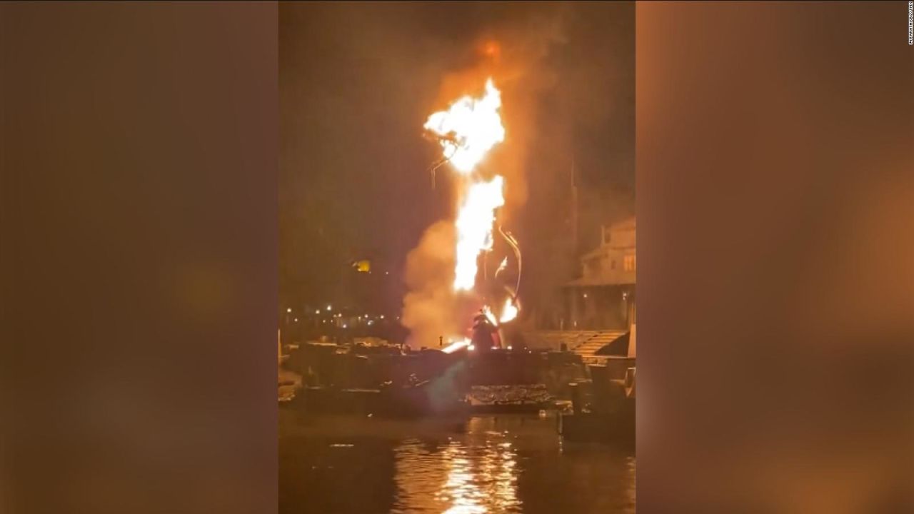 CNNE 1380648 - dragon de disneyland se incendia durante espectaculo 'fantasmic'