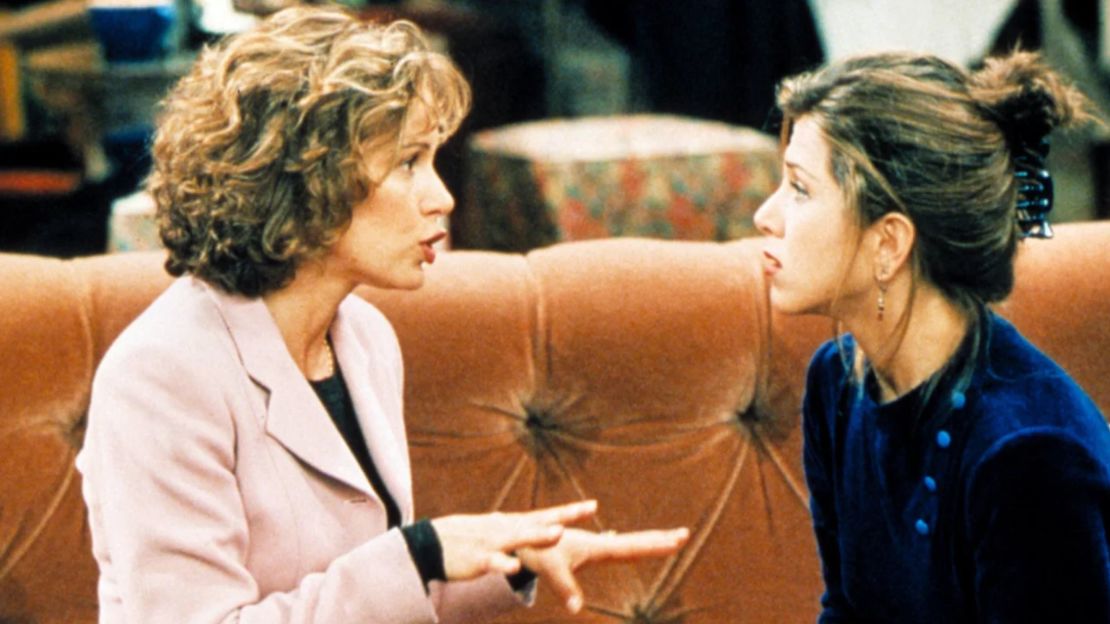 Jennifer Grey (izquierda), fotografiada junto a Jennifer Aniston durante la primera temporada de "Friends".