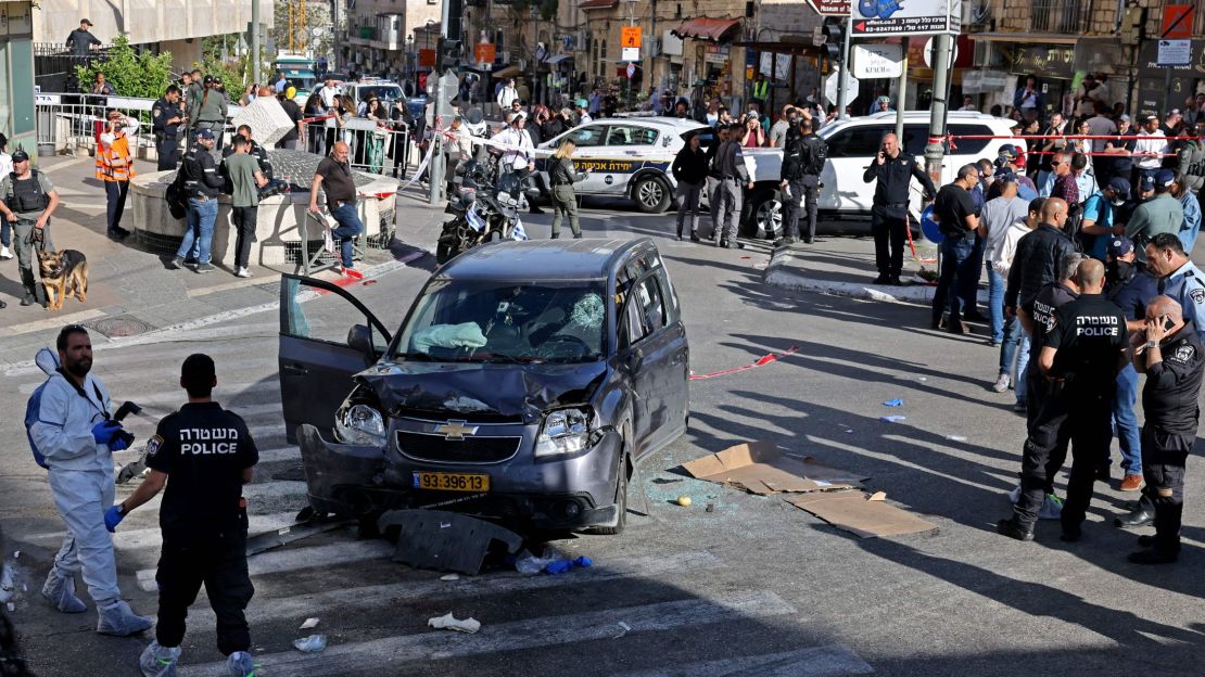 La Policía Israelí y el personal de emergencias se reúnen en la escena después de que un automóvil atropellara a cinco víctimas en el mercado Mahane Yehuda de Jerusalén, el 24 de abril de 2023.