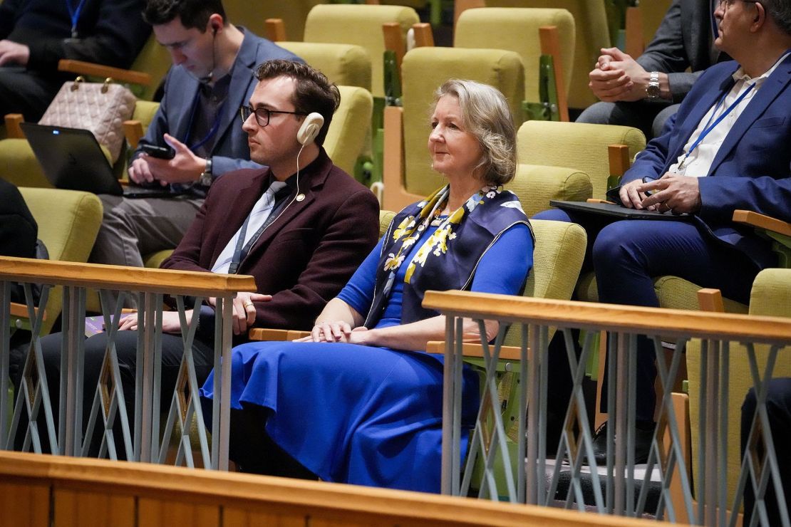 Elizabeth Whelan, hermana de Paul Whelan, sentada en la tribuna durante una reunión del Consejo de Seguridad de la ONU mientras el ministro de Relaciones Exteriores de Rusia, Sergey Lavrov, habla el 24 de abril de 2023, en la sede de las Naciones Unidas, Nueva York.