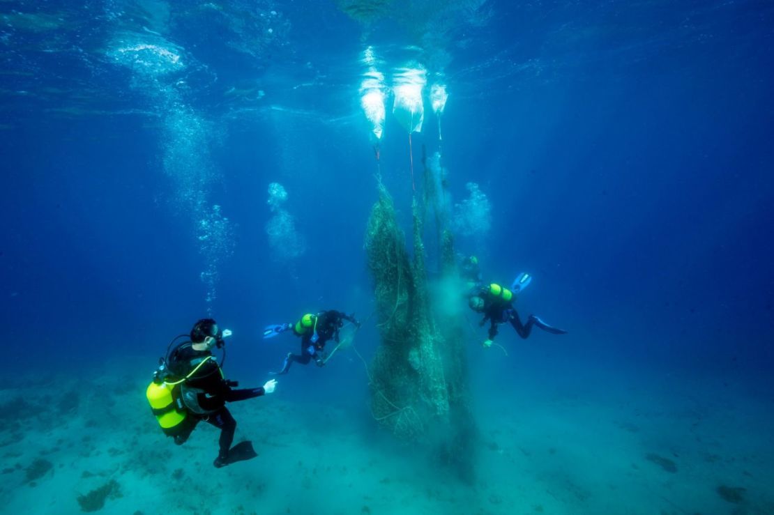 Según la Organización de las Naciones Unidas para la Agricultura y la Alimentación, el Mediterráneo es el mar más sobreexplotado del mundo, debido en parte a las flotas pesqueras industriales. Las redes de pesca desechadas (en la imagen) son también un peligro para la vida marina. Crédito: Zafer Kizilkaya