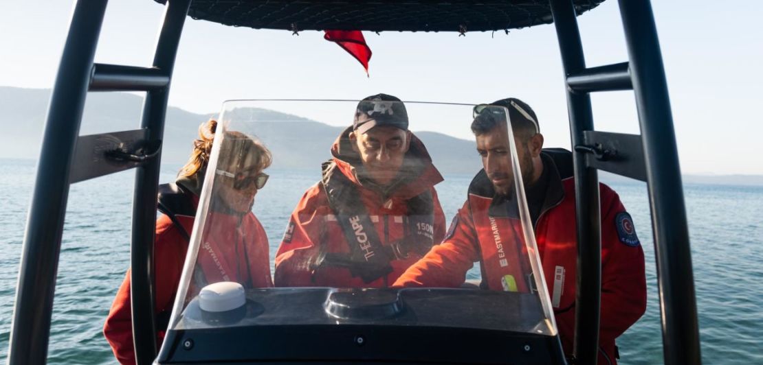 Conmocionado por el nivel de degradación marina, Zafer Kizilkaya (centro), presidente y fundador de Akdeniz Koruma Derneği (Sociedad para la Conservación del Mediterráneo), decidió pasar a la acción. En 2012 creó en la bahía de Gökova la primera zona marina protegida del país gestionada por la comunidad. Crédito: Zafer Kizilkaya