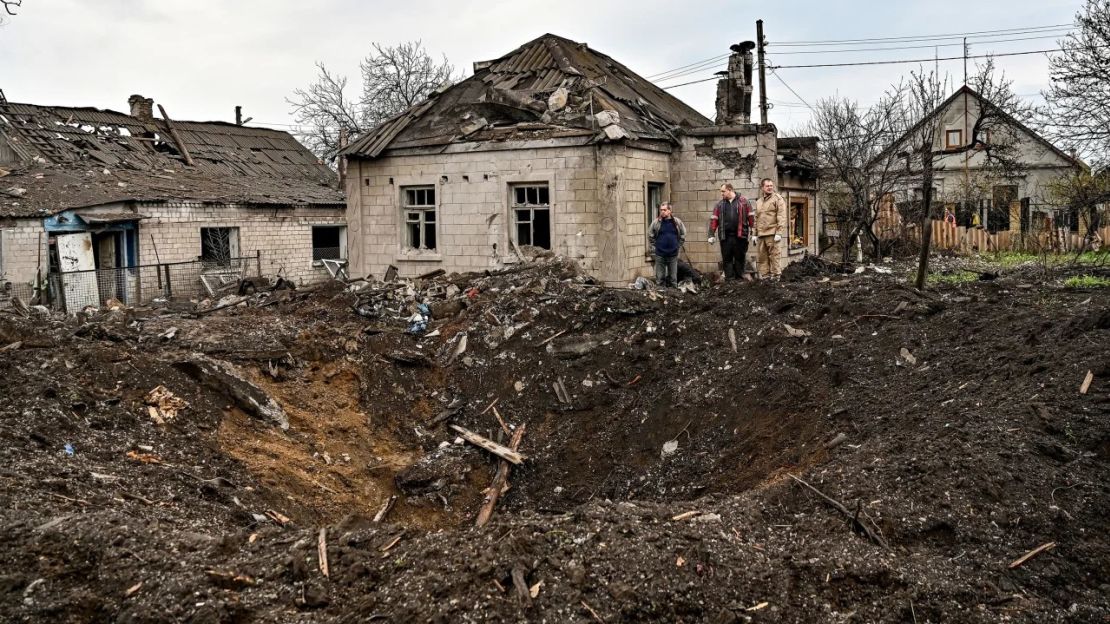 Se observa un cráter en una zona residencial tras el impacto de un misil del ejército ruso en Zaporiyia, Ucrania, el 9 de abril de 2023. Crédito: Dmytro Smolienko/Ukrinform/Future Publishing vía Getty Images