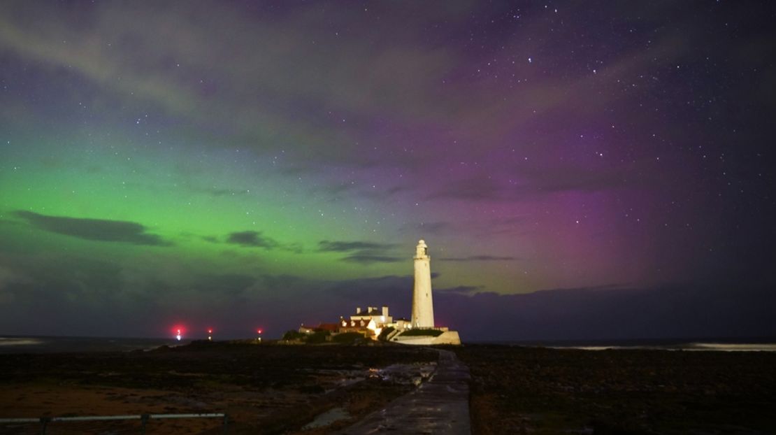 La aurora boreal fue visible este lunes sobre el faro de St. Mary en Whitley Bay, Inglaterra.