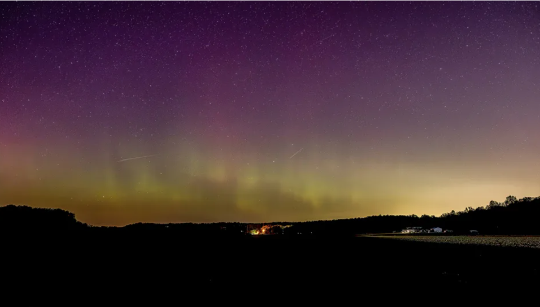 La aurora boreal fue vista sobre Bloomington, Indiana.