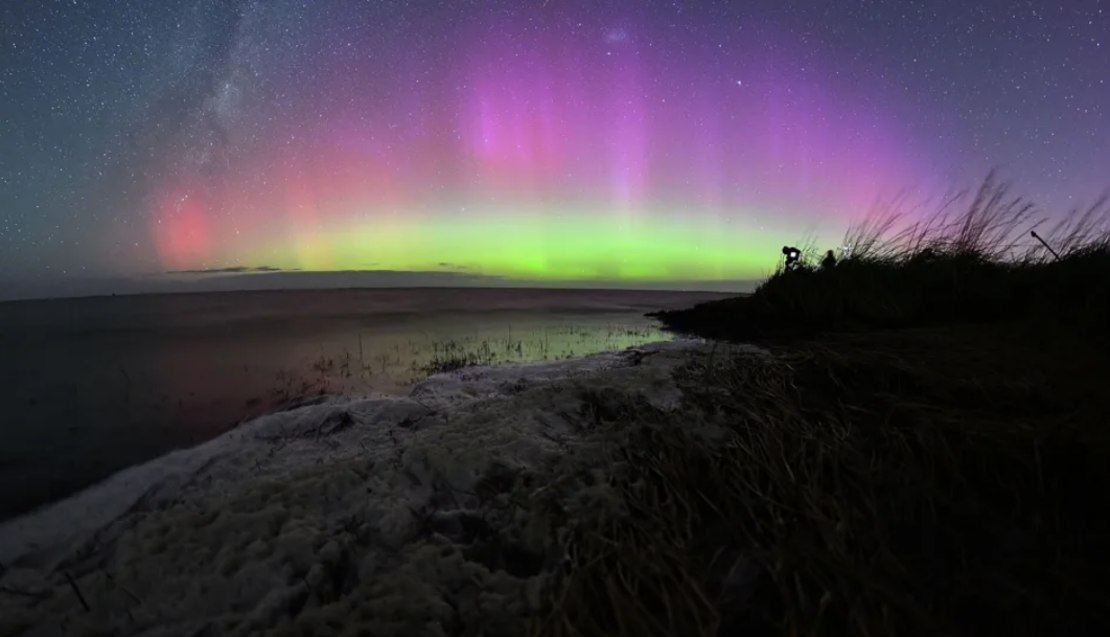 Las auroras australes brillaron el lunes sobre el lago Ellesmere, en las afueras de Christchurch, Nueva Zelanda.Crédito: Sanka Vidanagama/AFP/Getty Images