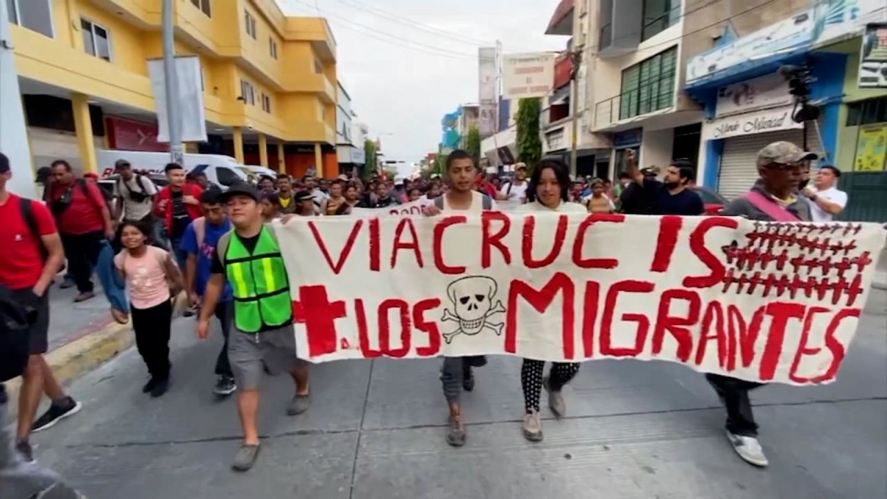 CNNE 1381132 - megacaravana de migrantes protesta por la tragedia en ciudad juarez