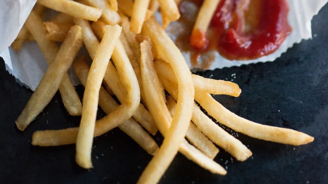 Las papas fritas podrían tener un impacto negativo en la salud mental.