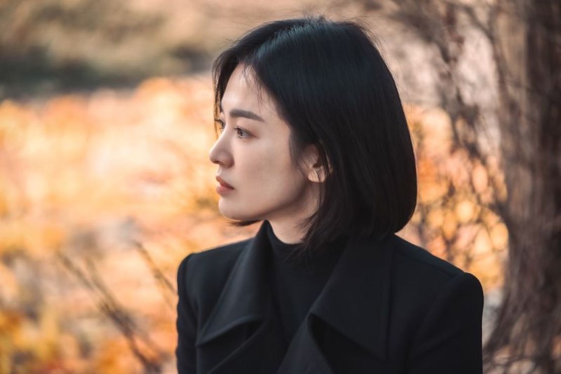 Song Hye-kyo como Moon Dong-eun en "The Glory". El drama se ha convertido en uno de los 10 programas de televisión de habla no inglesa más vistos en Netflix, según la compañía.