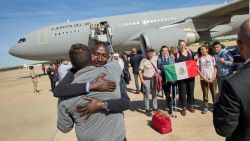 CNNE 1381476 - espana logra evacuar a 72 personas de la guerra en sudan