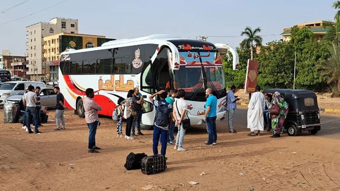 Varias personas esperan para subir a un autobús este martes en Jartum, la capital de Sudán, donde los intensos combates entre el ejército y las fuerzas paramilitares han provocado un éxodo de civiles que huyen a Egipto. Crédito: Ahmed Satti/Anadolu Agency/Getty Images