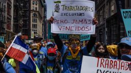 Los trabajadores participan en una manifestación del Primero de Mayo en Manhattan el 1 de mayo de 2022 en la ciudad de Nueva York.