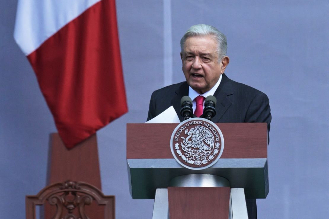 El presidente de México, Andrés Manuel López Obrador, pronuncia un discurso en la plaza Zócalo de la Ciudad de México el 18 de marzo de 2023.