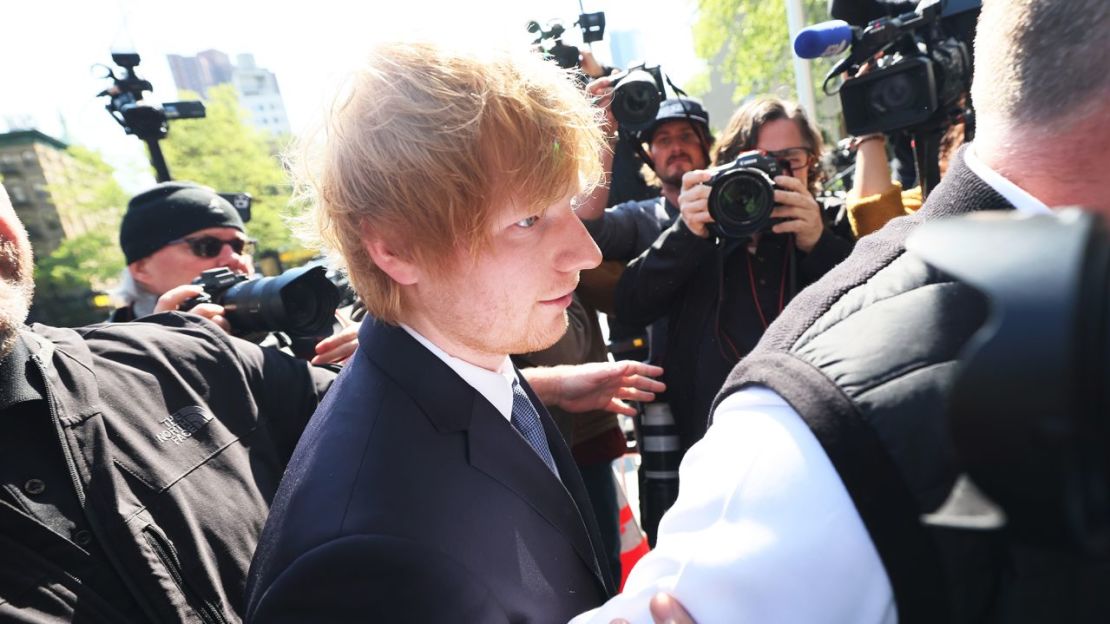 El músico Ed Sheeran llega para su juicio por infracción de derechos de autor en el Tribunal Federal de Manhattan el 25 de abril de 2023 en la ciudad de Nueva York. Sheeran fue demandado por infracción de derechos de autor por su éxito de 2014 "Thinking Out Loud". Está acusado de copiar la legendaria canción de R&B de Marvin Gaye "Let's Get It On".