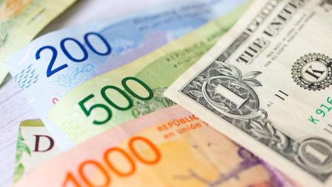 CNNE 1381922 - el dolar blue cierra en 495 pesos argentino y vuelve a marcar un record