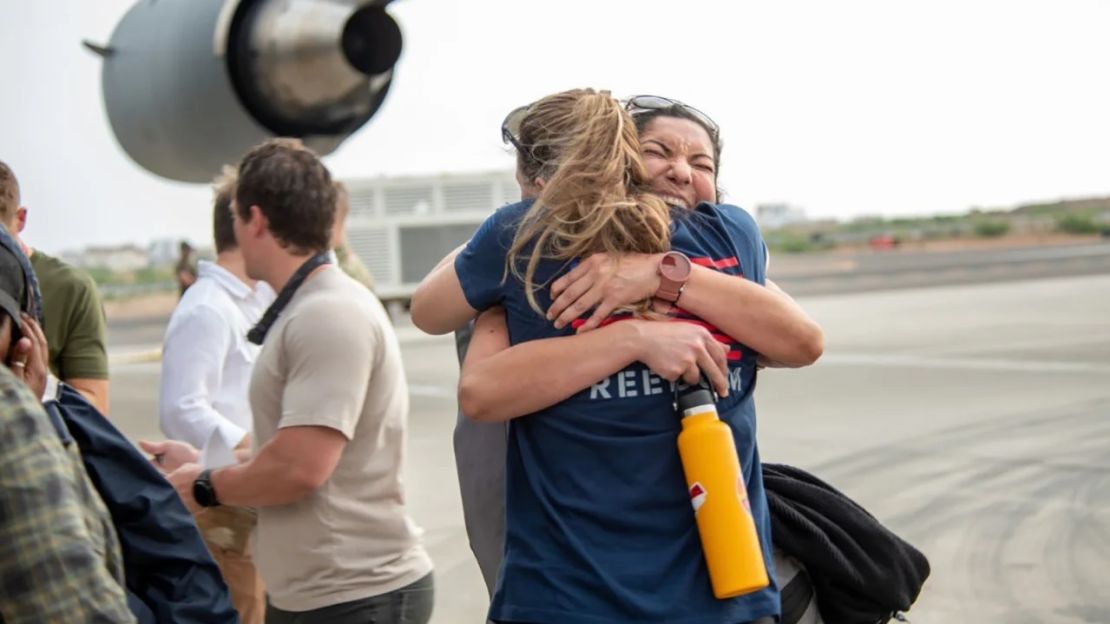 Personal del gobierno estadounidense llega a Yibuti tras ser evacuado de Sudán.