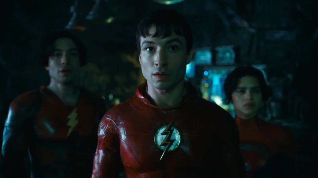 Ezra Miller como Barry Allen/The Flash (izquierda y centro), y Sash Calle como Supergirl (derecha) en el nuevo tráiler.