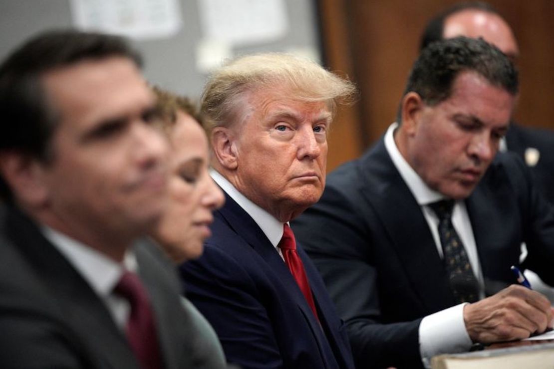 El expresidente Donald Trump comparece ante el tribunal con miembros de su equipo legal para una lectura de cargos por cargos derivados de su acusación por parte de un gran jurado de Manhattan en la ciudad de Nueva York, el 4 de abril de 2023.