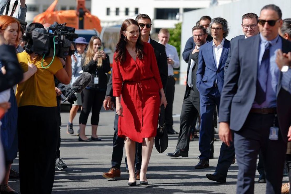 Jacinda Ardern abandona el Parlamento de Nueva Zelandia por última vez como primera ministra el 25 de enero de 2023 en Wellington, Nueva Zelandia.