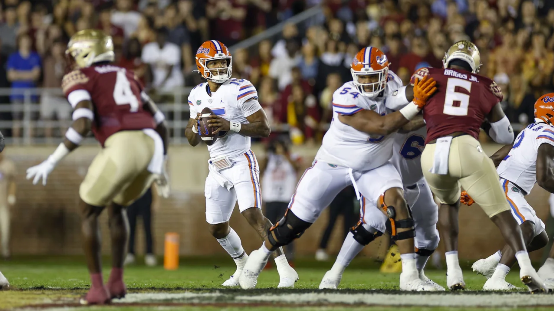 Richardson lanza un pase durante el partido contra los Seminoles de Florida State, el 25 de noviembre de 2022.