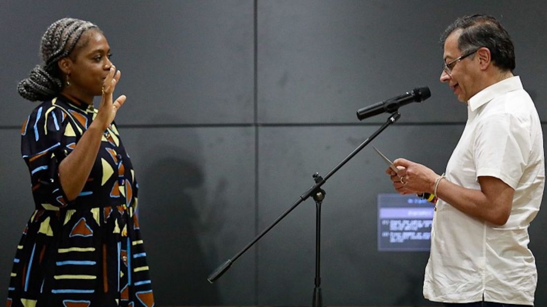 Aurora Vergara, durante su posesión como ministra de Educación junto al presidente Gustavo Petro, en el departamento de Chocó.