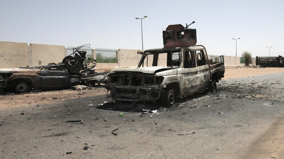 Vehículos militares destruidos en el sur de Jartum.