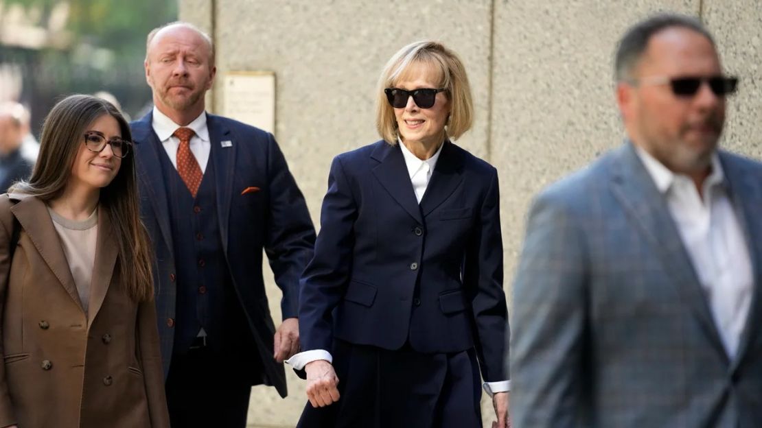 E. Jean Carroll, segunda por la derecha, llega al tribunal federal de Nueva York, el miércoles 26 de abril.Crédito: Seth Wenig/AP