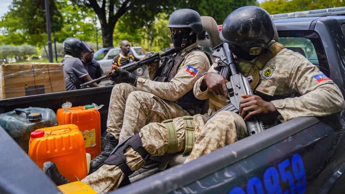 Policías haitianos recogen combustible mientras patrullan en Puerto Príncipe el 15 de julio de 2022. Crédito: Richard Pierrin/AFP/Getty Images