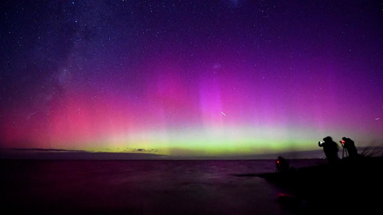 CNNE 1382336 - impresionante aurora austral ilumina el cielo de nueva zelandia