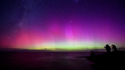 CNNE 1382336 - impresionante aurora austral ilumina el cielo de nueva zelandia