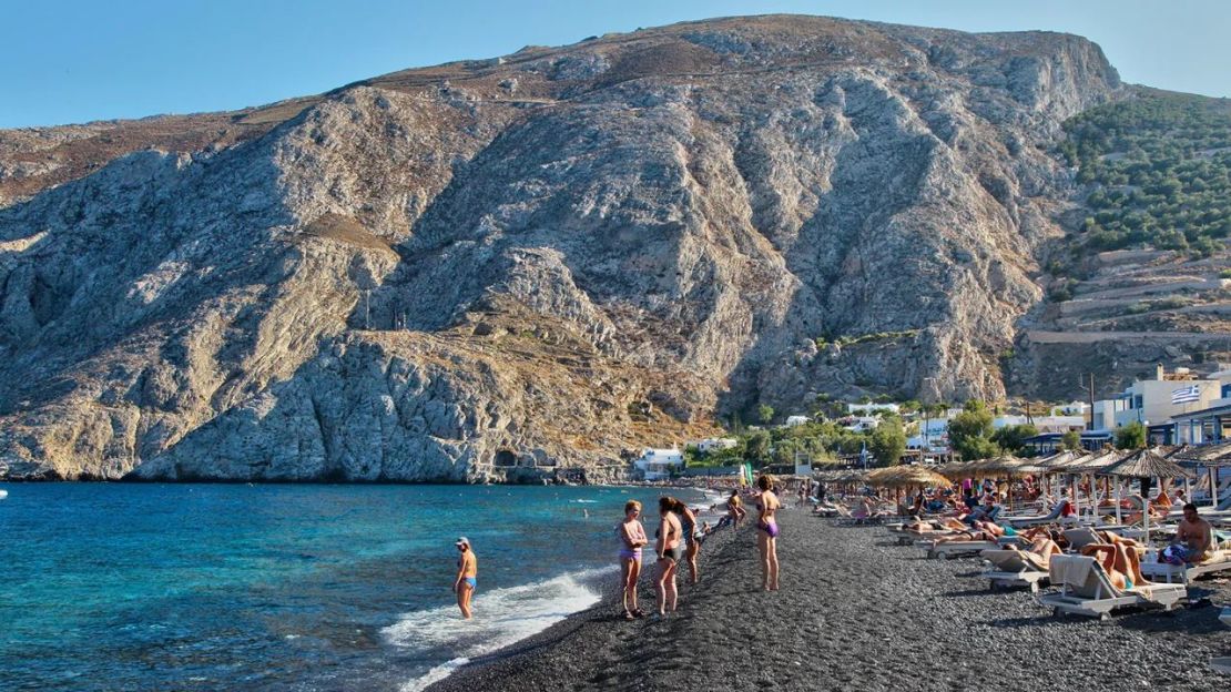 Las playas de Santorini son adoradas por los visitantes. Crédito: Creative Touch Imaging Ltd./NurPhoto/Getty Images