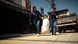 CNNE 1382459 - mujeres empoderadas trabajan para limpiar el lago atitlan