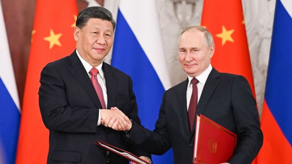 El líder chino Xi Jinping y el presidente ruso Vladimir Putin se dan la mano después de firmar una declaración conjunta en Moscú el 21 de marzo de 2023.