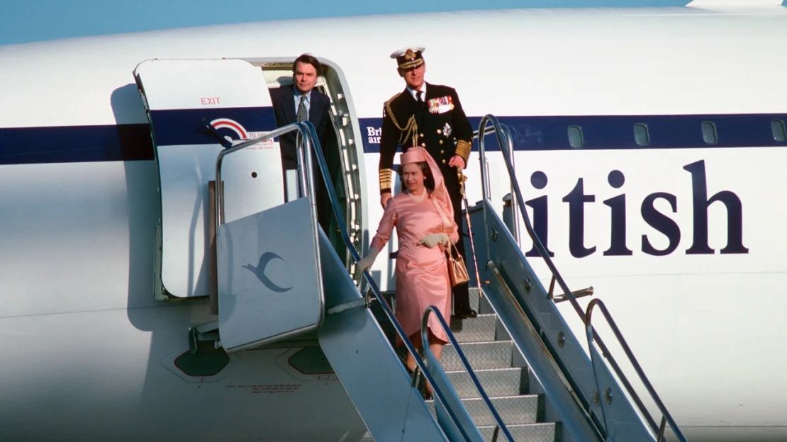 Aquí están la reina Isabel II y el príncipe Felipe desembarcando del Concorde. Crédito: Tim Graham/Getty Images