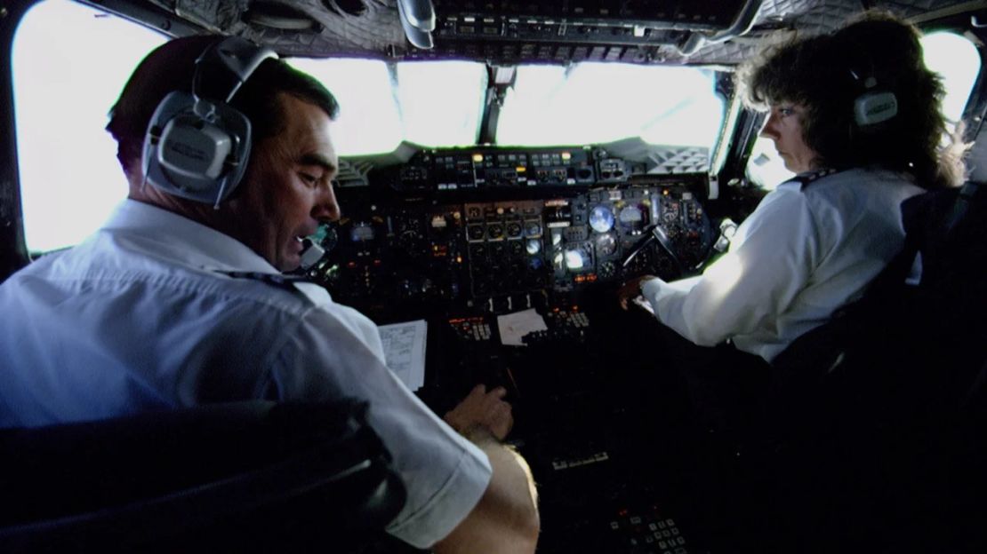 Foto de la piloto del Concorde Barbara Harmer a los mandos de un vuelo de Londres a Nueva York en 1993.