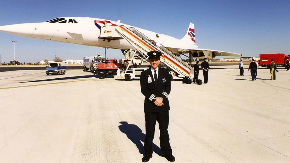 John Tye fotografiado junto al Concorde. Cortesía de John Tye