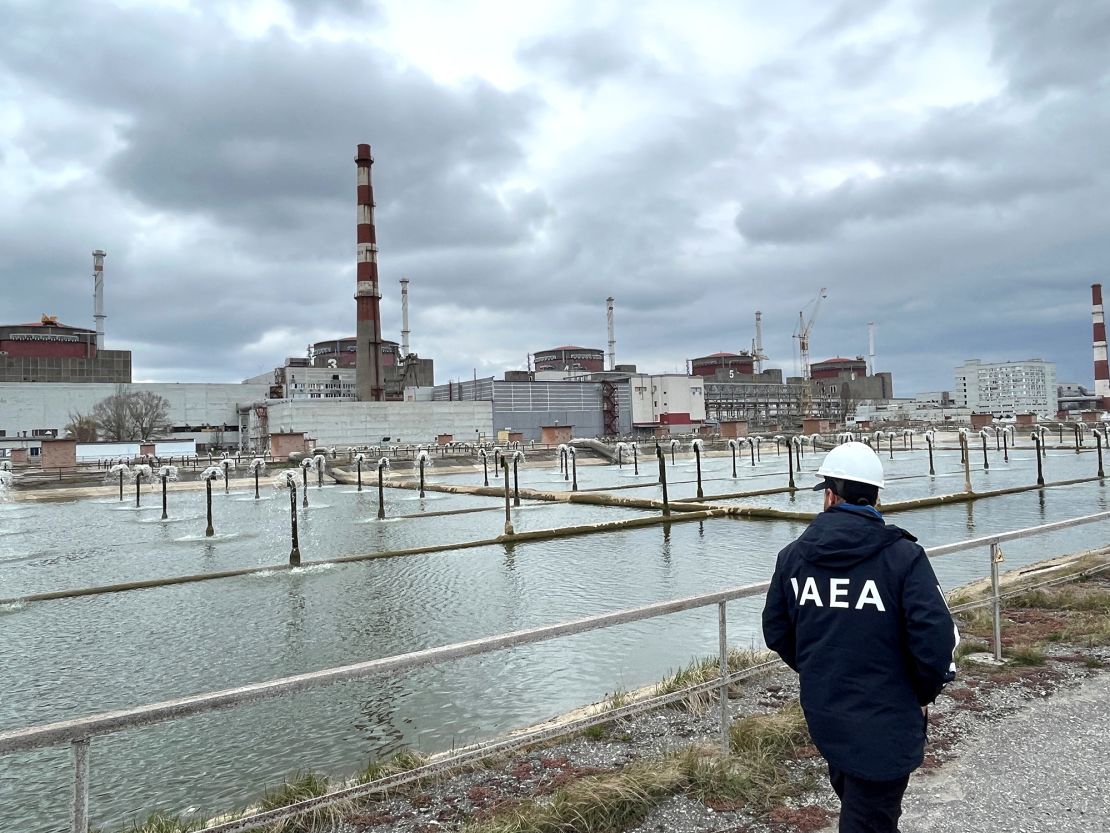 Un miembro de la misión de expertos del Organismo Internacional de Energía Atómica (OIEA) recorre la planta de energía nuclear de Zaporiyia en la región de Zaporiyia en la Ucrania controlada por Rusia, el 29 de marzo.